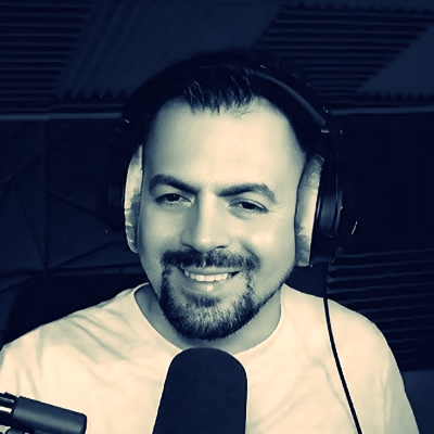 João, no estúdio a conduzir o programa Força Bruta