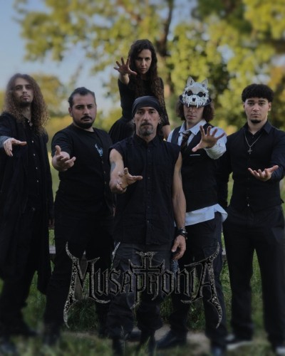 Banda Musaphonia em fotografia promocional, com os seis membros em pose no exterior e o logótipo da banda em destaque na parte inferior.