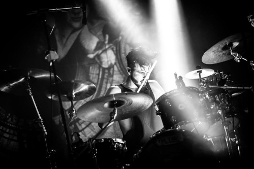 Eduardo Sinatra, responsável pelas baterias em The Tarot Of The Bohemians - Part II dos Heavenwood