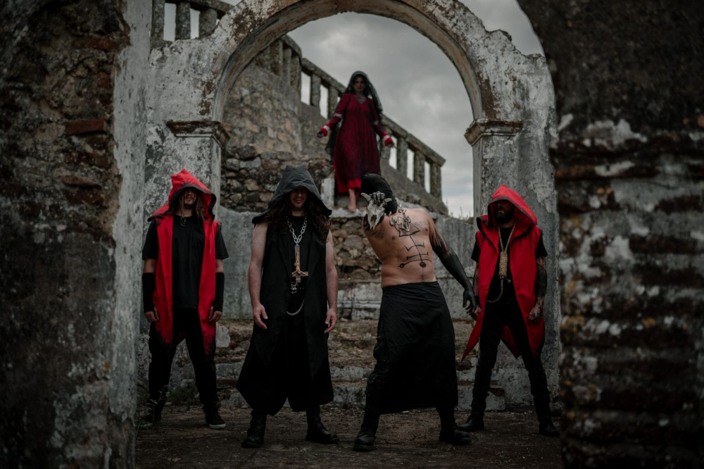 Azzaya, banda portuguesa de Black / Death Metal de Portalegre, em fotografia promocional entre ruínas com estética ritualista.