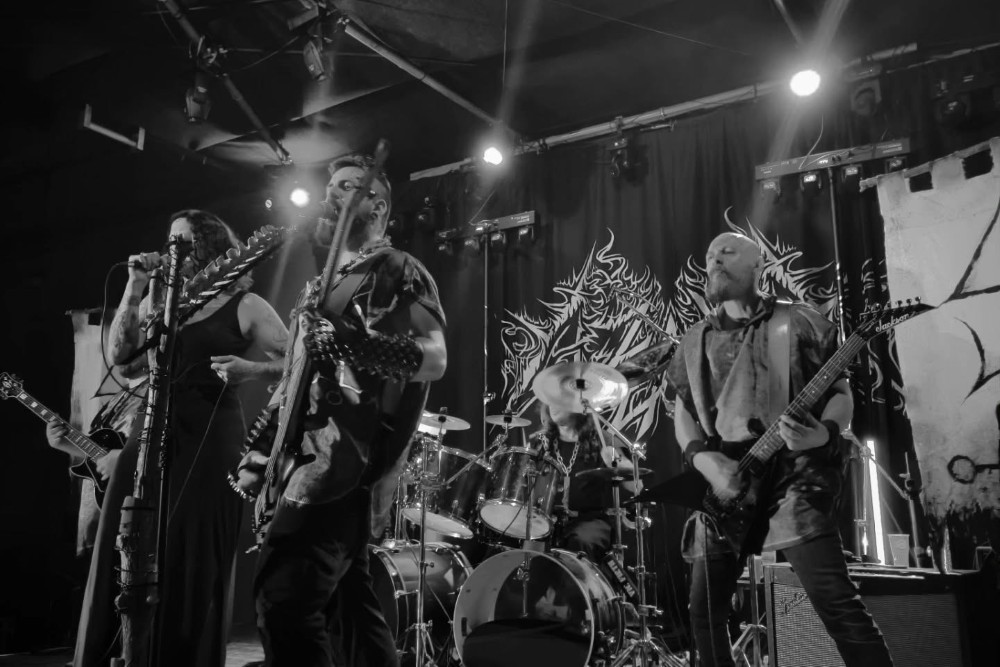 Os Azzaya em palco durante concerto de Black / Death Metal.