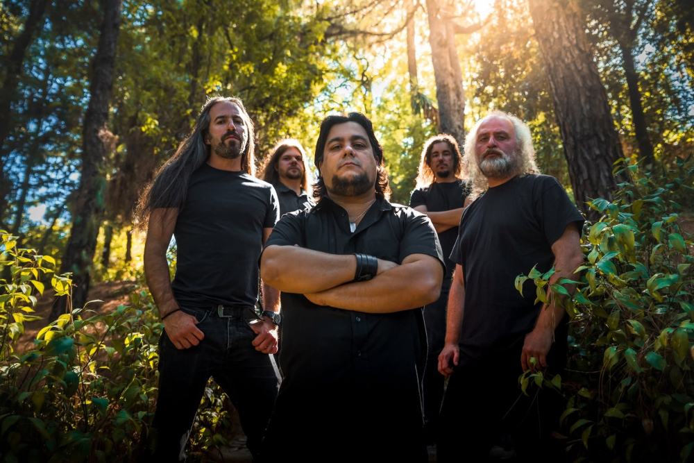Hourswill, banda de metal progressivo numa floresta num dia soalheiro