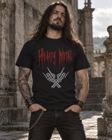 Metaleiro com T-shirt Heavy Metal Força Bruta preta, cabelo comprido e tatuagens, junto a arquitetura antiga em pedra
