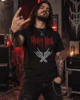 Metaleiro com T-shirt Heavy Metal Força Bruta preta, design vermelho e branco, em ambiente de bastidores de concerto