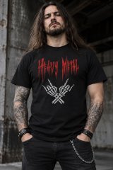Metaleiro com T-shirt Heavy Metal Força Bruta, tatuagens e corrente metálica, em cenário industrial urbano