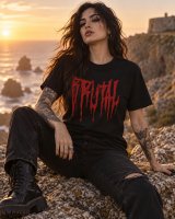 Metaleira com T-shirt Brutal Força Bruta, roupa metal preta e botas, junto à costa ao pôr do sol