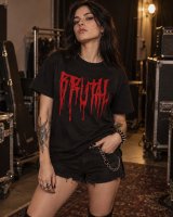 Metaleira com T-shirt Brutal preta Força Bruta, calções pretos e acessórios metal, em backstage de concerto