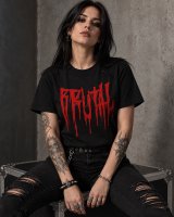 Metaleira com T-shirt Brutal preta Força Bruta e calças rasgadas, sentada em flight case num cenário industrial