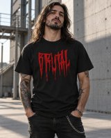 Metaleiro com T-shirt Brutal Força Bruta preta, tatuagens e corrente, em ambiente industrial moderno