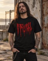 Metaleiro com T-shirt Brutal preta e lettering vermelho Força Bruta, em zona industrial ao pôr do sol
