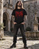 Metaleiro com T-shirt Brutal preta Força Bruta, lettering vermelho, em cenário histórico de pedra