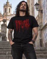 Metaleiro com T-shirt Brutal preta Força Bruta, lettering vermelho, junto a arquitetura histórica portuguesa