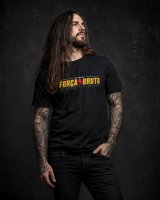 Homem metaleiro de cabelo comprido com T-shirt oficial Força Bruta