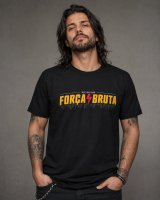 Homem metaleiro tatuado com a T-shirt do Força Bruta Metal Radio Show vestida