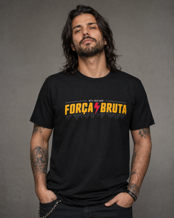 Homem metaleiro tatuado com a T-shirt do Força Bruta Metal Radio Show vestida
