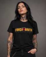 Mulher metaleira tatuada com a T-shirt do Força Bruta Metal Radio Show vestida