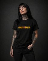 Mulher metaleira tatuada com T-shirt oficial preta Força Bruta