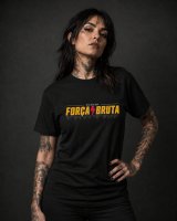 Mulher metaleira tatuada com T-shirt preta Força Bruta Metal Radio Show