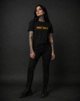 Mulher metaleira tatuada de corpo inteiro com T-shirt preta Força Bruta