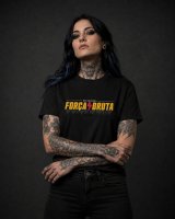 Mulher metalhead tatuada de braços cruzados com T-shirt Força Bruta