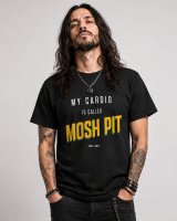 Homem metaleiro com T-shirt My Cardio Is Called Mosh Pit Força Bruta em destaque