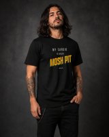 Homem metaleiro com T-shirt preta My Cardio Is Called Mosh Pit da Força Bruta