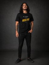 Homem metaleiro de corpo inteiro com T-shirt My Cardio Is Called Mosh Pit da Força Bruta