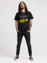 Homem metaleiro de corpo inteiro com T-shirt preta My Cardio Is Called Mosh Pit da Força Bruta