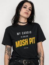 Metalhead feminina com T-shirt My Cardio Is Called Mosh Pit Força Bruta em preto