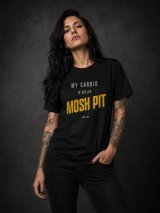 Mulher metaleira com T-shirt preta My Cardio Is Called Mosh Pit da Força Bruta
