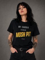 mulher-metaleira-com-t-shirt-preta-my-cardio-is-called-mosh-pit-da-forca-bruta, fundo escuro