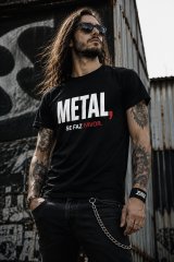 Homem metaleiro de cabelo comprido com T-shirt Metal Se Faz Favor da Força Bruta