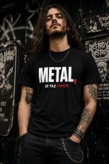 Homem metaleiro tatuado com T-shirt preta Metal Se Faz Favor da Força Bruta