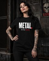 Mulher metaleira tatuada com T-shirt Metal Se Faz Favor da Força Bruta