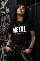 Mulher metaleira tatuada com T-shirt preta Metal Se Faz Favor em cenário urbano