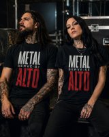 Homem e mulher metaleiros com t-shirt Metal Serve-se Alto do Força Bruta em bastidores de concerto