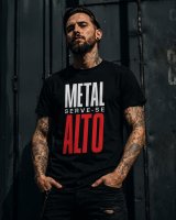 Metaleiro com t-shirt Metal Serve-se Alto do Força Bruta em ambiente inspirado numa sala de concertos de metal