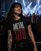 Metaleiro com t-shirt Metal Serve-se Alto junto a uma sala de concertos de rock e metal em Portugal