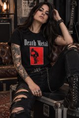 Metaleira com t-shirt preta Death Metal Força Bruta e caveira vermelha, roupa e merch de heavy metal para mulher