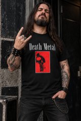 Metaleiro a mostrar a sinalética do Metal com a mâo, vestido com t-shirt preta Death Metal Força Bruta com caveira vermelha, merch e roupa para fãs de death metal em Portugal