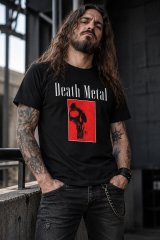 Metaleiro com t-shirt preta Death Metal Força Bruta com caveira vermelha, merch e roupa para fãs de death metal em Portugal