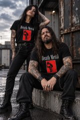 Metaleiro e metaleira com t-shirts pretas Death Metal Força Bruta com estampado de caveira vermelha, merch para fãs de metaL