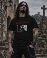 Metaleiro Black Metal com T-shirt preta Força Bruta, lettering vermelho e imagem monocromática, em cenário medieval de pedra
