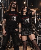 Metaleiro e metaleira com T-shirts Black Metal Força Bruta, em pose de estúdio nos bastidores de um concerto, com visual alternativo e estética de metal extremo